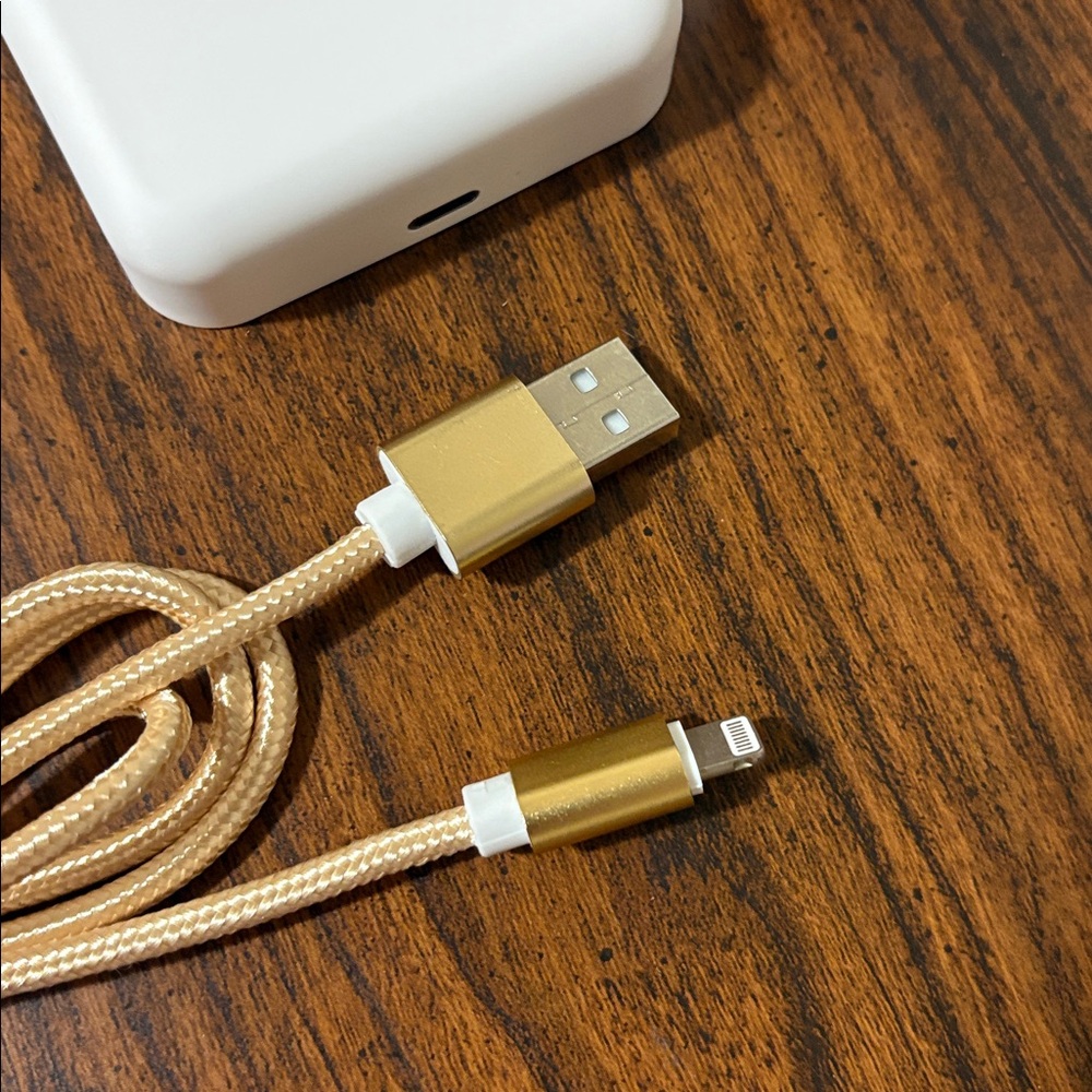 Magnetic Wireless Power Bank 10,000mAh Lightning to USB A - Picture 11 of 12